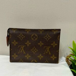 Auth Louis Vuitton Monogram Poche Toiletry 15 Cosmetics Pouch **Broken zipper **